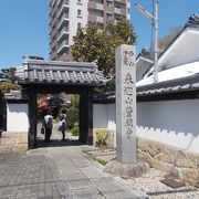 名鉄鳴海駅の北側を上るとすぐです。