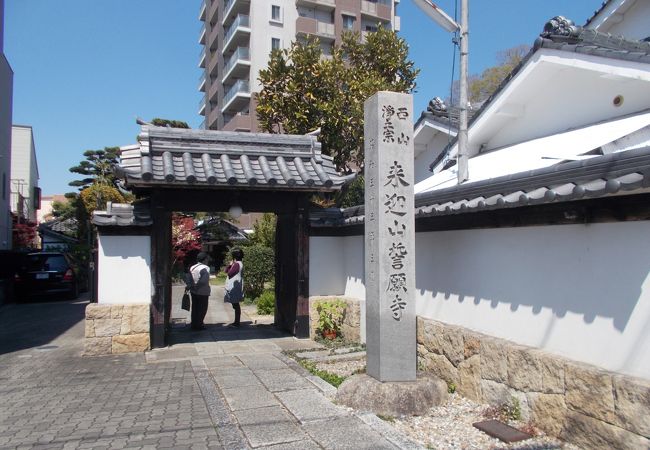 名鉄鳴海駅の北側を上るとすぐです。