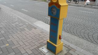 「ピースクロックを通じて、人が出逢い、微笑みを交わす場にしたい。」という作者の気持の表現という。