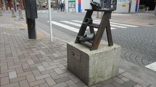 作品から、直接的には「微笑み」は伝わりにくいでしょう。