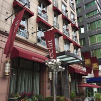 入口のドアが重いので開けてくれます