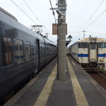 田吉駅から乗車しました　右の白い車両です