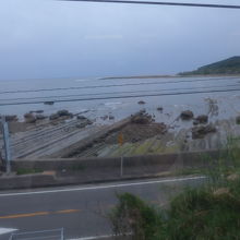 車窓からの海岸線景色