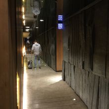 入口からの通路