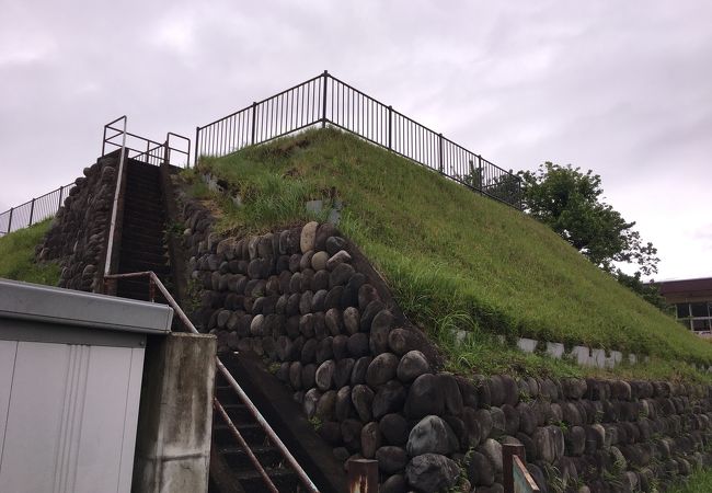 住宅街の中にある古墳です。