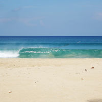 ホテル前のカタノイビーチは波は高いですが、綺麗です！