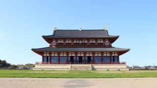 バス停の目の前にあります