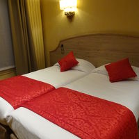 赤を効かせたベッドメーキング