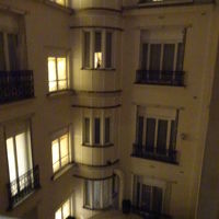 中庭が見える窓