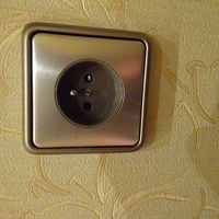 コンセントは窪みの中なので大きい物は入らない