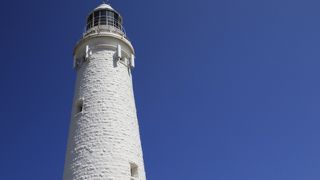 ロットネスト島の真ん中に立つ白い灯台