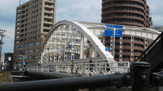 北上川に架かる白い橋