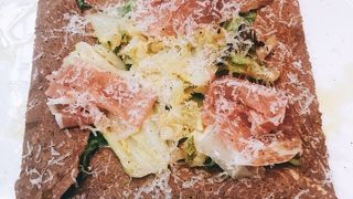 緑に囲まれたカジュアルなレストラン