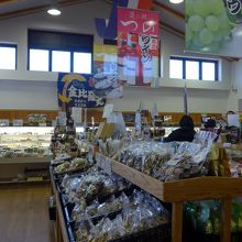 お野菜や乾物も沢山扱っています 