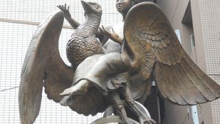 平和な共生のシンボル的なブロンズ像