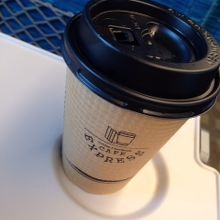 新幹線の中で、コーヒーをいただいています。