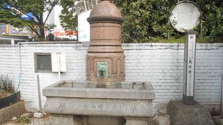 青梅街道で働く馬などの水飲み場かと思ったら、丸の内にあったという。