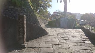 石畳が印象的な坂です。