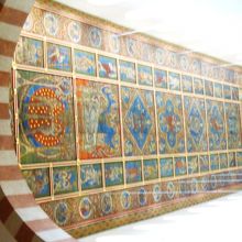 1300枚の木の板に描かれた天井画“エッサイの木”