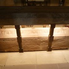 地下聖堂クリプタにはベルンヴァート司祭の棺