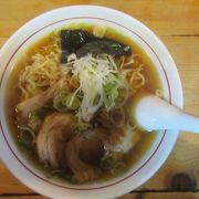 郊外にある人気のラーメン店