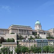 美術館や歴史博物館など、複数の建物で構成されています。