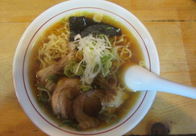 郊外にある人気のラーメン店