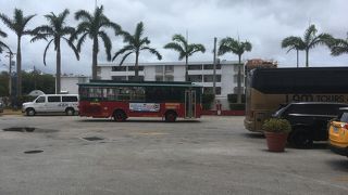 グアムの景色を楽しみながら移動できます