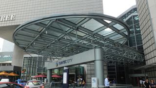 巨大です。バスが通り抜けます。