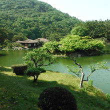 掬月亭(南湖越し)