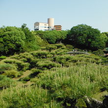 飛来峰(西側から偃月橋越しに飛来峰)
