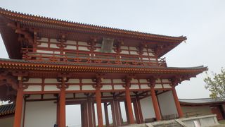 和銅3年(710年)に都は平城京に移され、その場所の発掘調査により当時の施設の基礎が明らかになっています