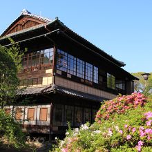 鍋島客殿とツツジ庭園