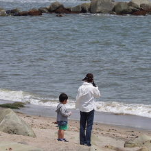 親子が海を見つめていました