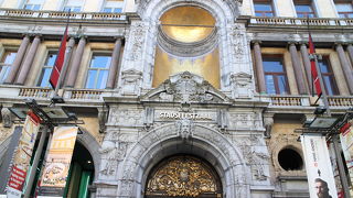 メイール通り沿いに豪華な建物