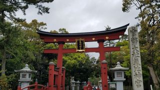 大鳥居が迎える由緒ある神社