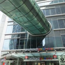 オーチャード通りの北側。目立ってます。