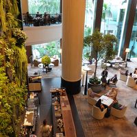 高い天井のロビー