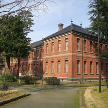 目を引く煉瓦の建物