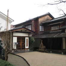 和の雰囲気の建物