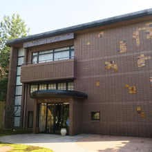 美術館は立派な三階の建物