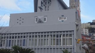 離れたところからでも目立つ建物です。