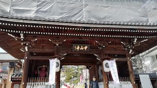 豪壮で美しい門です