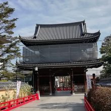 美しい山門です