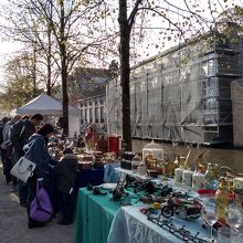 運河沿いの蚤の市