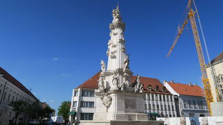 三位一体の像があるマーチャーシュー教会の前の広場