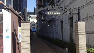 ただいま領事館修復作業中なので…。