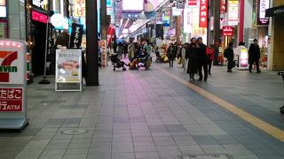 アーケードがある長い商店街です