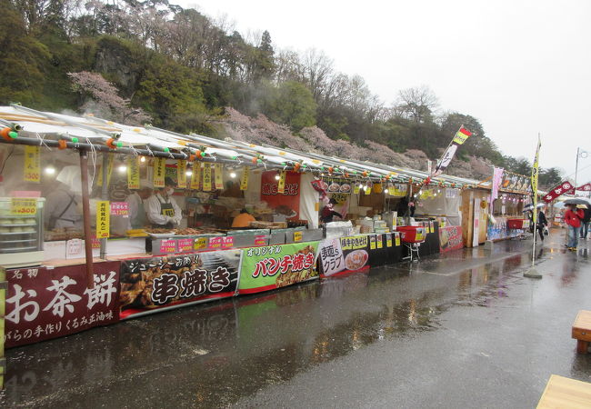 地元の食材を使ったグルメが食べられます