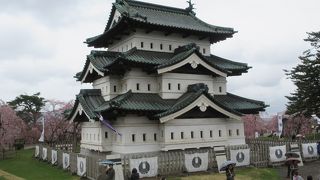 石垣修理のため天守が移動中でした